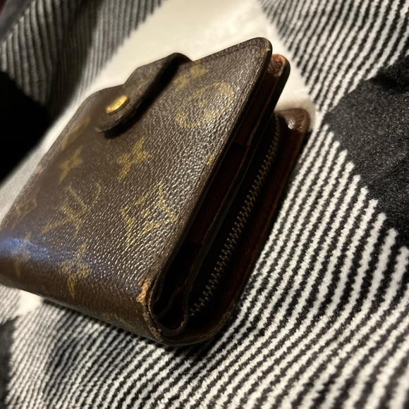 COPY - Authentic pre-love & vintage bag ; This wallet is an 8/10 , - Picture 1 of 4